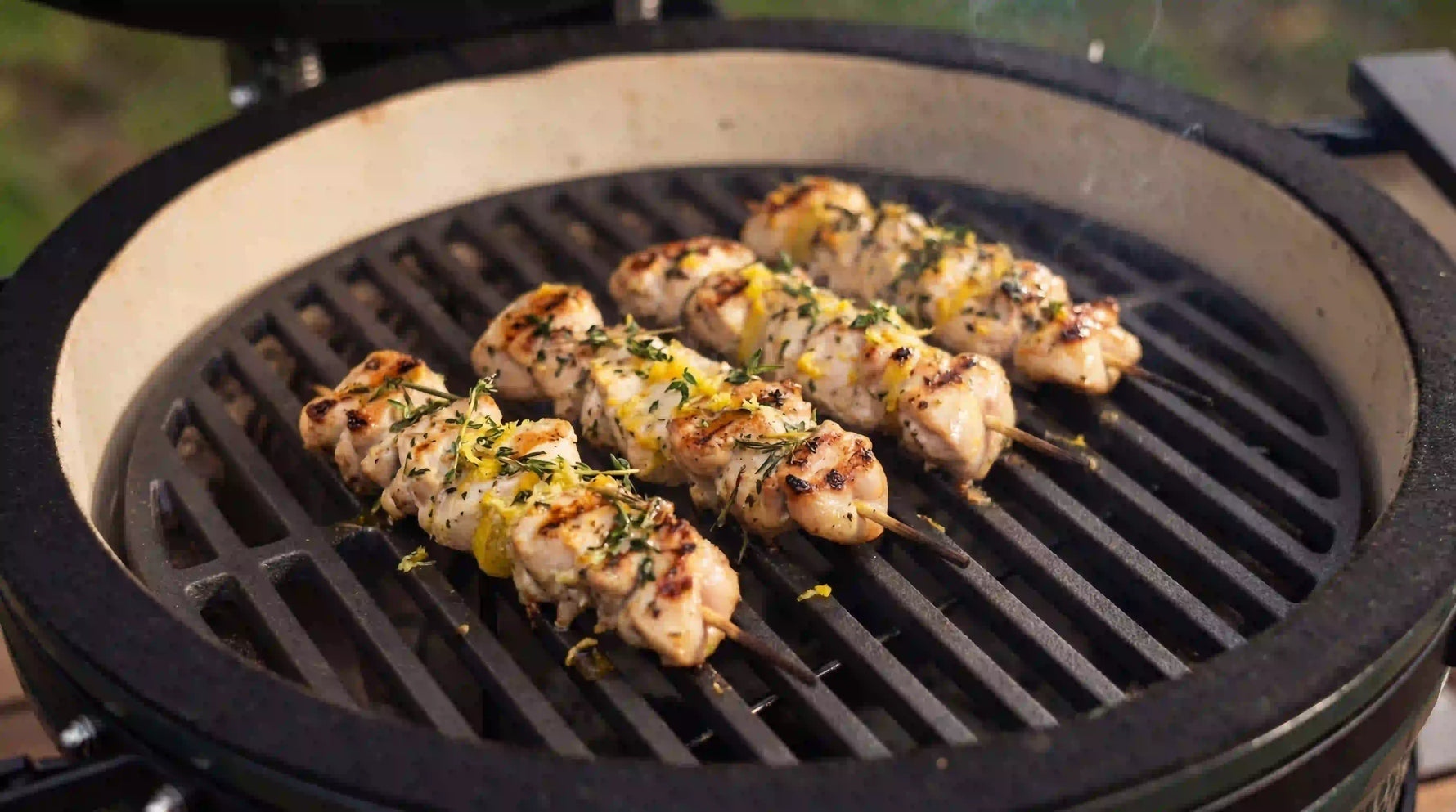 Brochettes de poulet citron en cuisson sur grille fonte dans kamado Forest