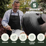 Homme utilisant un Kamado Forest Grill en extérieur, illustrant les 5 modes de cuisson possibles : griller, cuire, rôtir, cuisson lente et fumage.