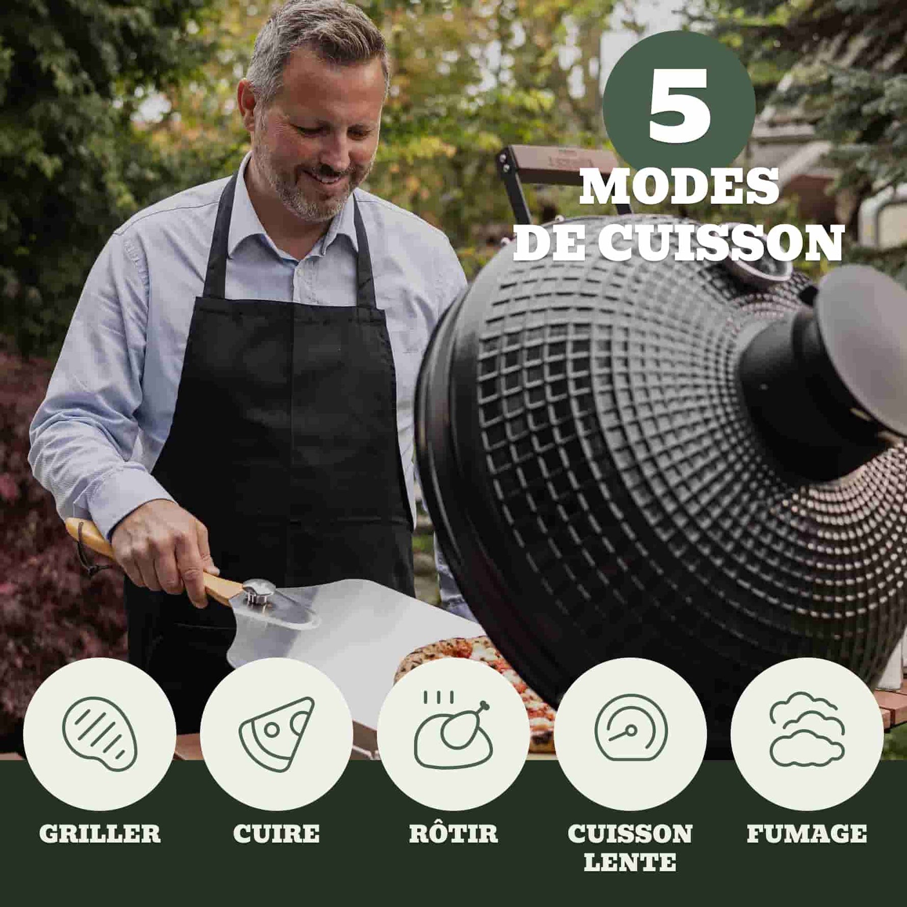 Homme utilisant un Kamado Forest Grill en extérieur, illustrant les 5 modes de cuisson possibles : griller, cuire, rôtir, cuisson lente et fumage.