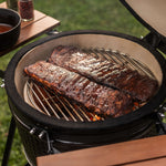 Travers de porc caramélisés en cuisson lente sur le barbecue Forest Grill, pour une viande tendre et juteuse aux saveurs fumées incomparables.