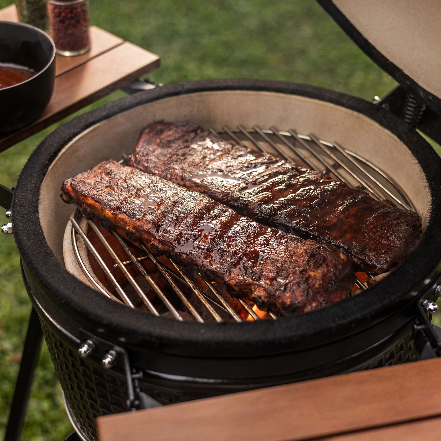 Travers de porc caramélisés en cuisson lente sur le barbecue Forest Grill, pour une viande tendre et juteuse aux saveurs fumées incomparables.