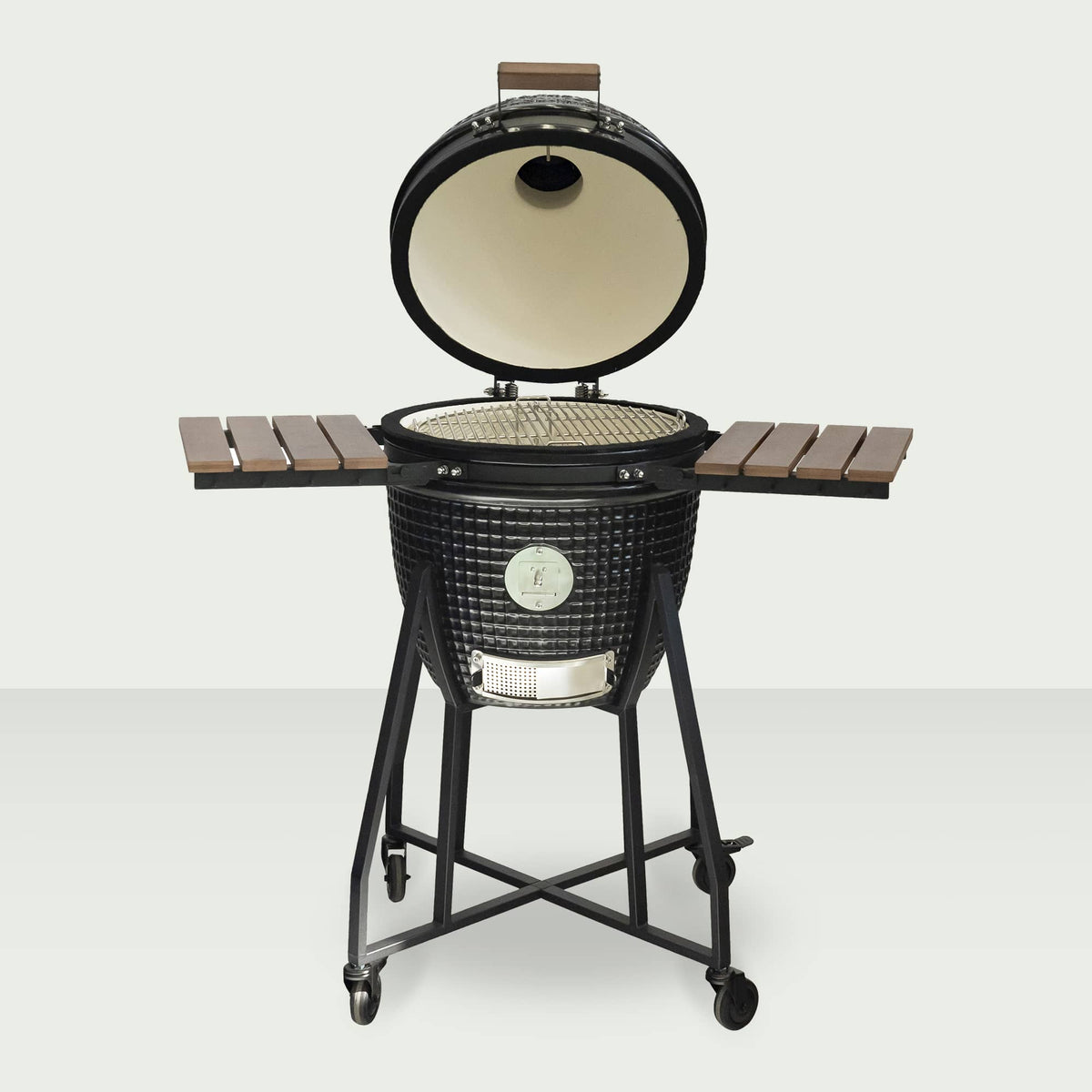 Barbecue Kamado 18", ouvert, avec grille de cuisson en inox, tablettes latérales en bois et chariot à roulettes.