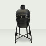 Barbecue Kamado 18" fermé, monté sur un chariot en acier avec roulettes, affichant un design robuste et compact.