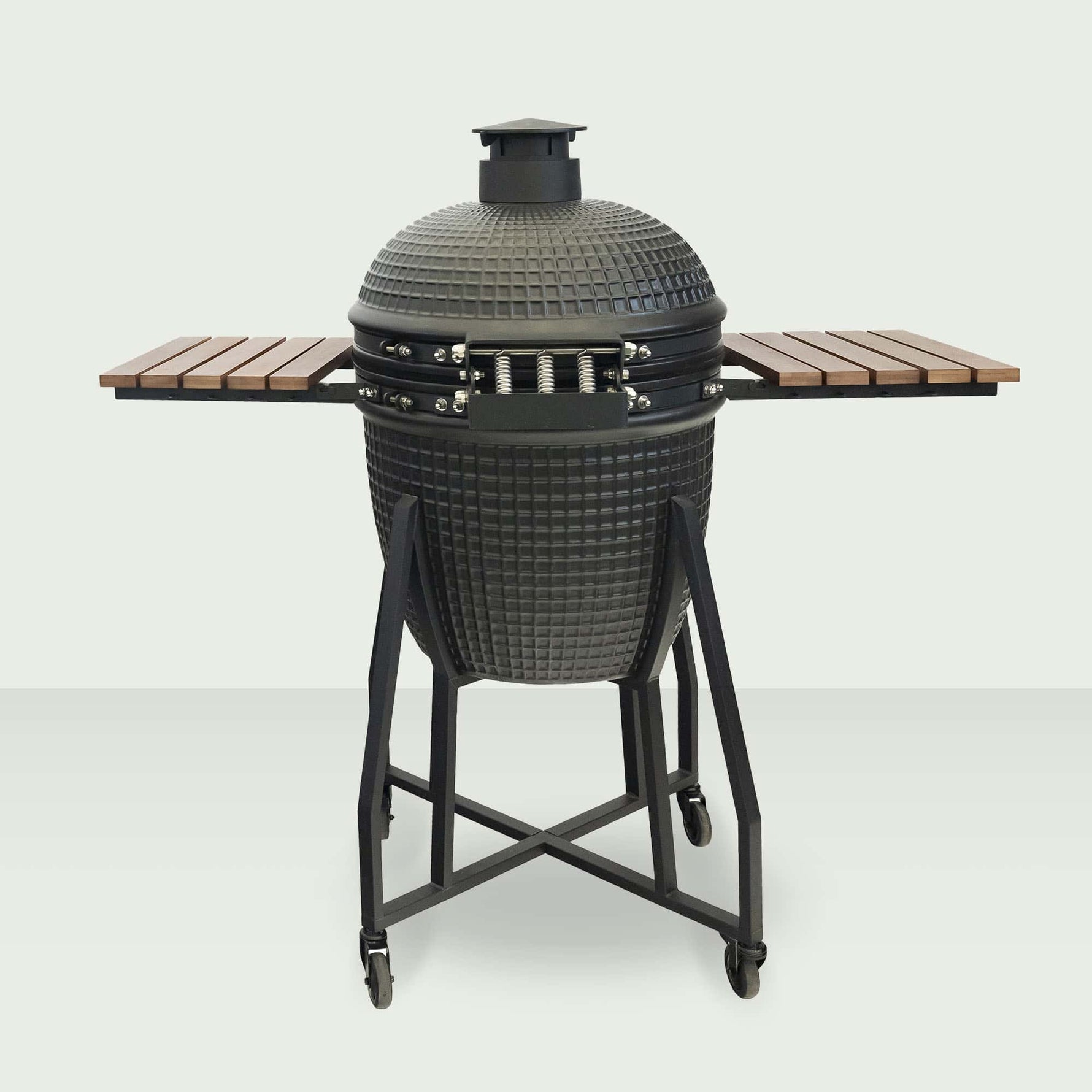 Barbecue Kamado 22" sur chariot en acier avec roulettes et tablettes latérales en bois, au design robuste et élégant.