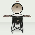 Kamado Forest Grill 25" ouvert, révélant sa large cuve en céramique épaisse et ses tablettes latérales en bois massif, parfait pour préparer et cuisiner en extérieur.