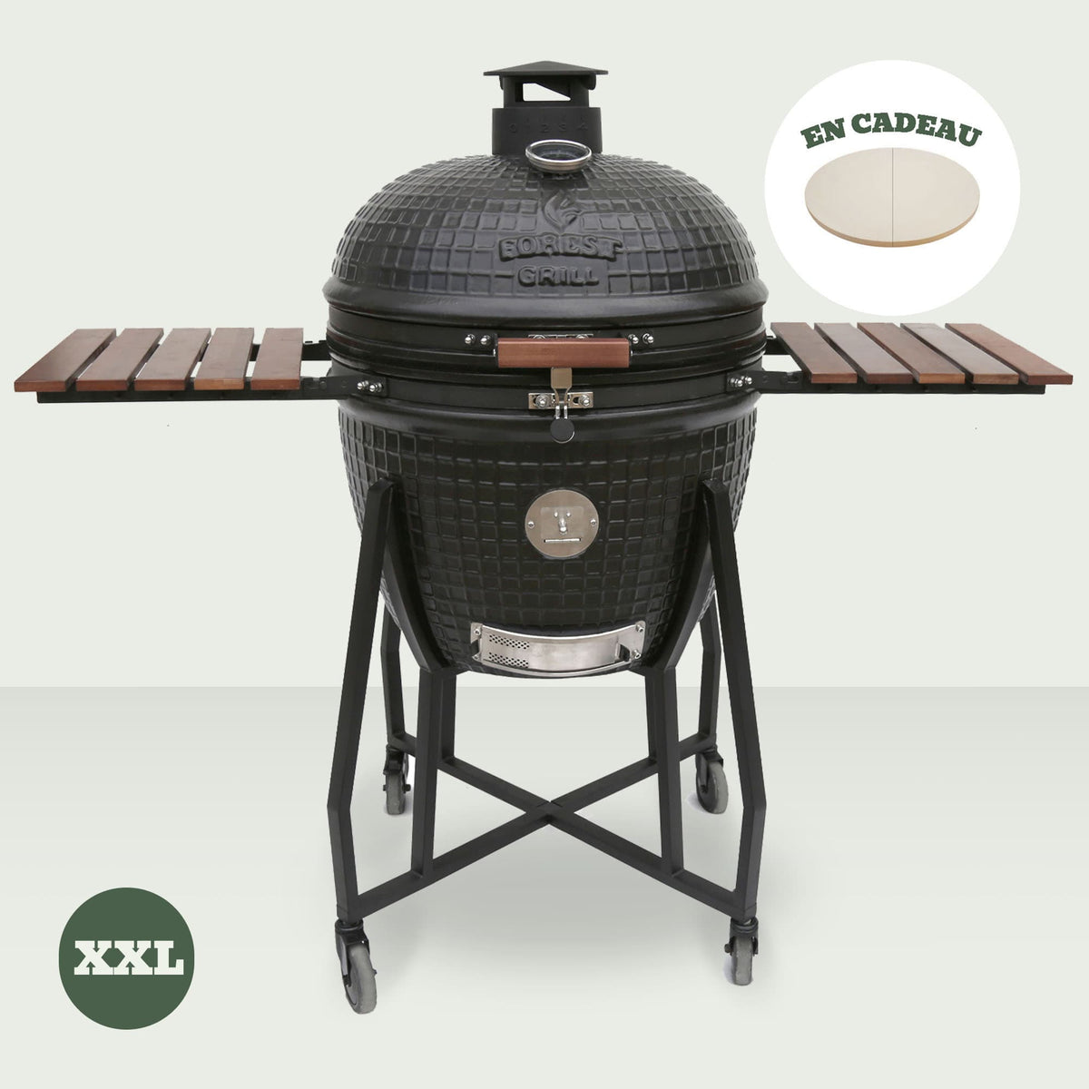 Barbecue Kamado XXL Forest Grill en céramique noire avec tablettes latérales en bois, livré avec une pierre à pizza en cadeau.