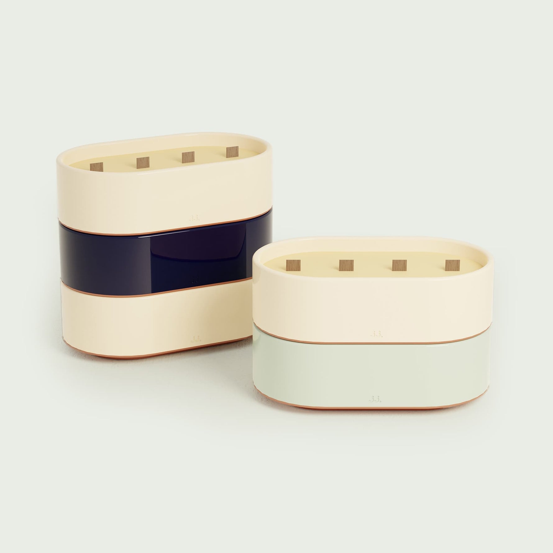 Bougies Totem L Forest en Bleu marine et Vert d’eau, parfums Citronnelle & Sel de mer et Citronnelle & Eucalyptus, avec mèches en bois et design bicolore élégant.