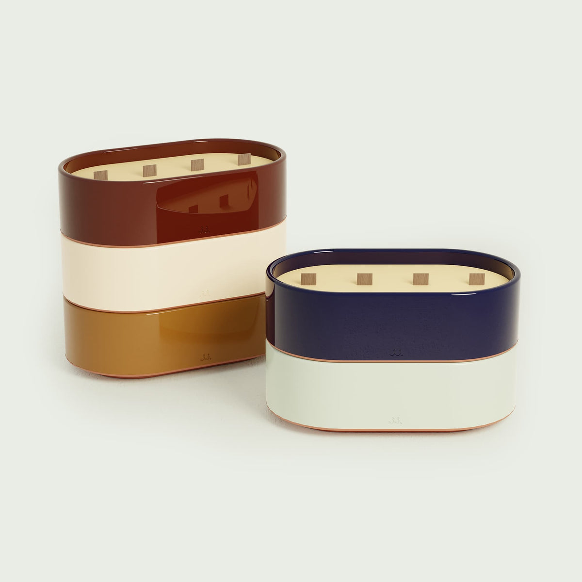 Bougies Totem L Forest — modèles Bleu marine, Vert d’eau, Rouge oxyde, Beige ivoire et Brun terre de sienne, aux parfums Citronnelle & Sel de mer, Citronnelle & Eucalyptus, Citronnelle & Géranium, Citronnelle & Citron et Citronnelle & Fleur d’oranger, avec mèches en bois et finitions brillantes.