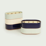 Bougies Totem L Forest en Bleu marine et Vert d’eau, aux parfums Citronnelle & Sel de mer et Citronnelle & Eucalyptus, avec mèches en bois et design bicolore élégant.