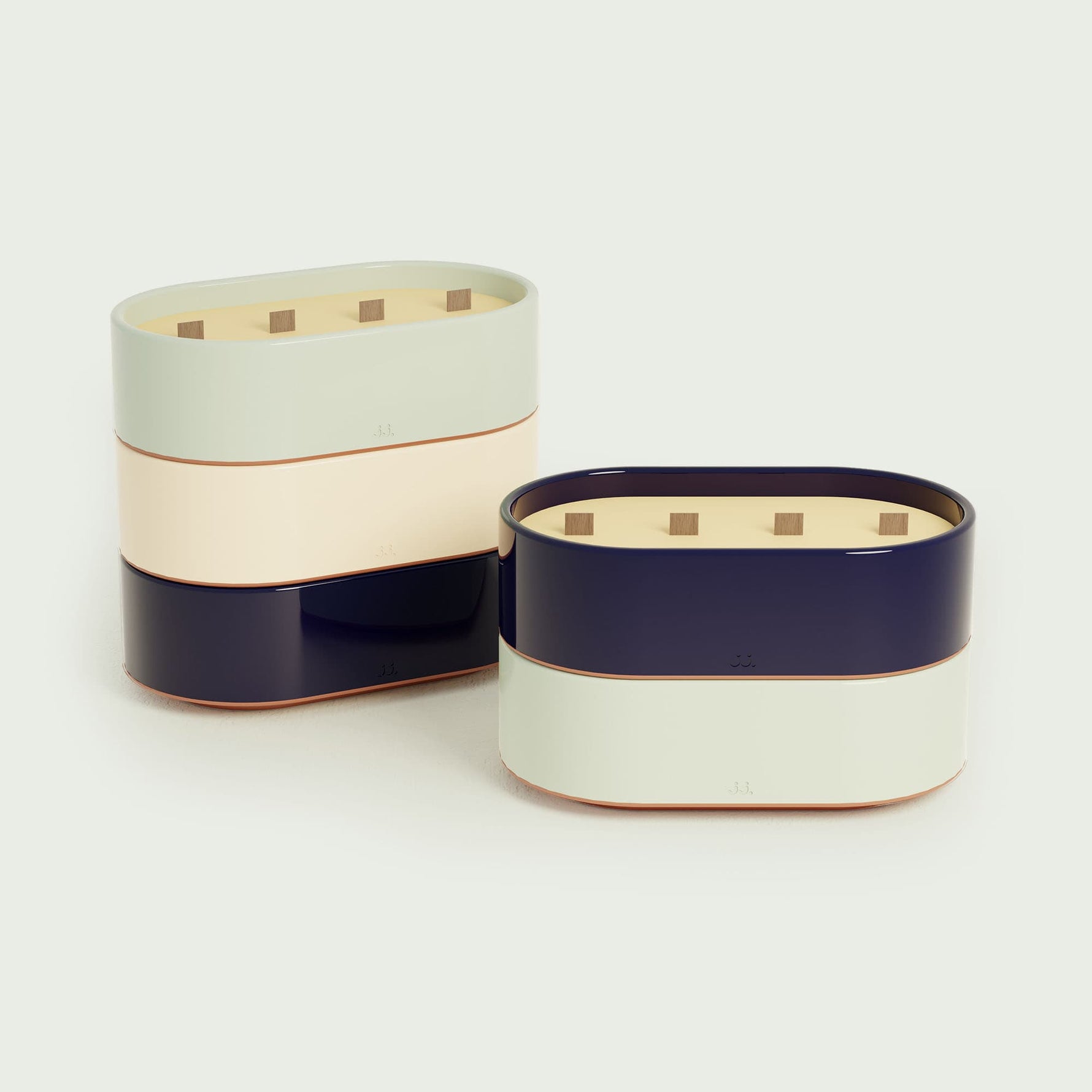 Bougies Totem L Forest en Bleu marine et Vert d’eau, aux parfums Citronnelle & Sel de mer et Citronnelle & Eucalyptus, avec mèches en bois et design bicolore élégant.