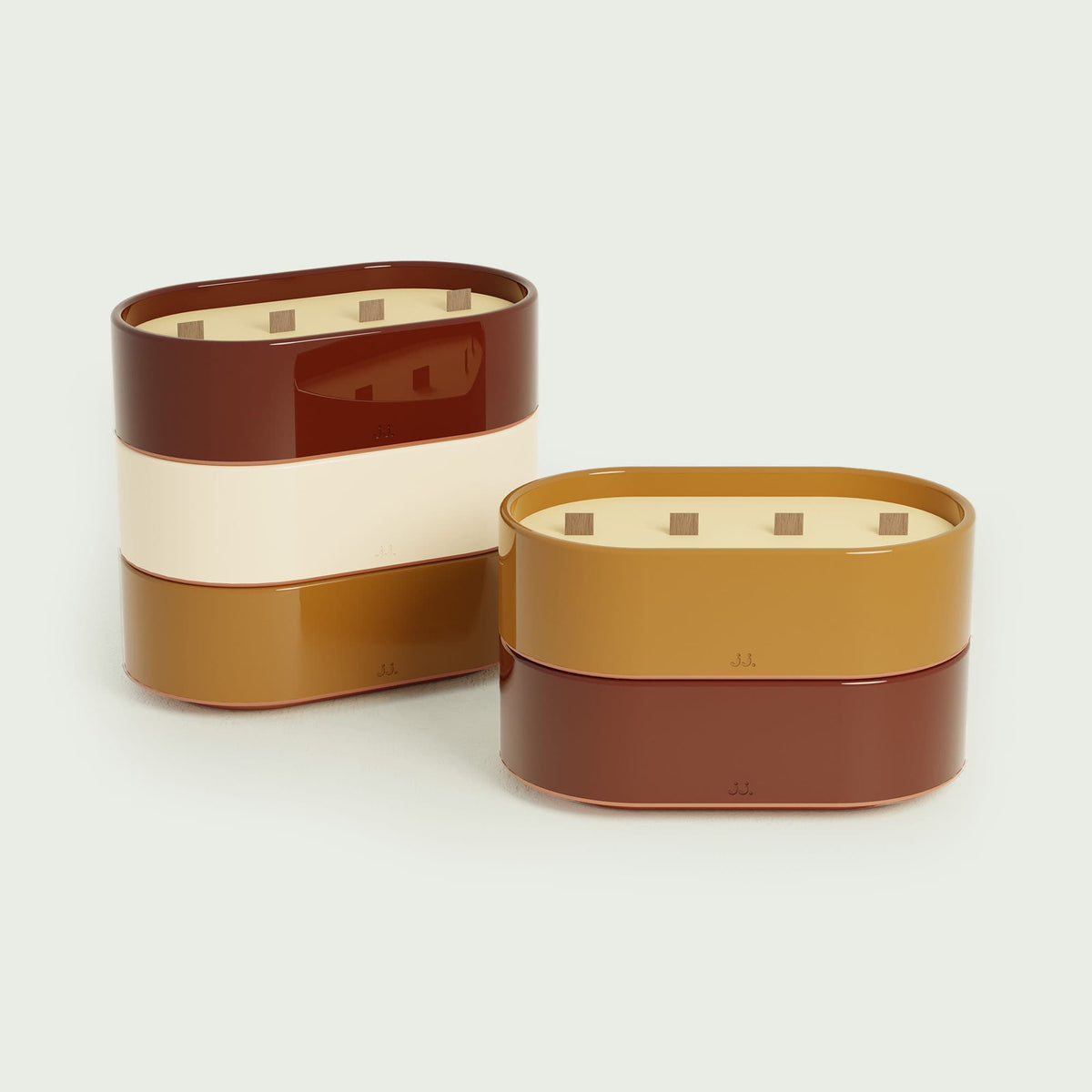 Bougies Totem L Forest en Rouge oxyde et Brun terre de sienne, parfums Citronnelle & Géranium et Citronnelle & Fleur d’oranger, avec mèches en bois et finitions brillantes pour une ambiance chaleureuse.