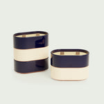 Bougies Totem S Forest en Bleu marine et Beige ivoire, parfum Citronnelle & Sel de mer, avec mèches en bois et finition brillante.