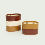 Bougies Totem S Forest en duo Rouge oxyde, Beige ivoire et Brun terre de sienne, parfums Citronnelle & Géranium et Citronnelle & Fleur d’oranger, avec mèches en bois et finition brillante.