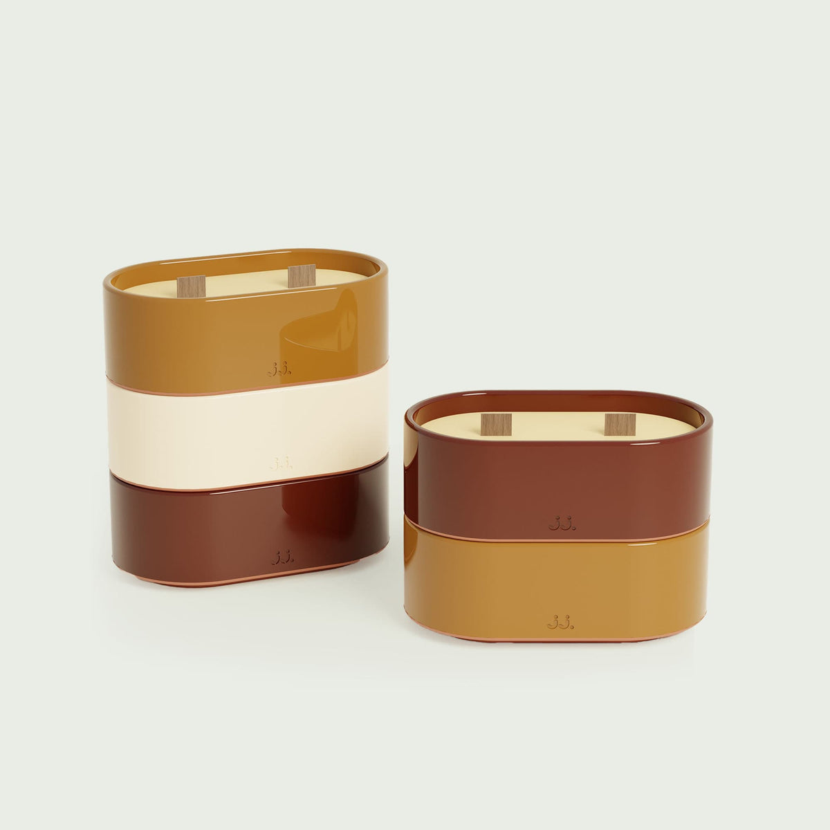 Bougies Totem S Forest en duo Brun terre de sienne, Beige ivoire et Rouge oxyde, parfums Citronnelle & Fleur d’oranger et Citronnelle & Géranium, avec mèches en bois et finition brillante.