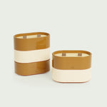 Bougies Totem S Forest en duo Brun terre de sienne et Beige ivoire, parfum Citronnelle & Fleur d’oranger, avec mèches en bois et finition brillante.