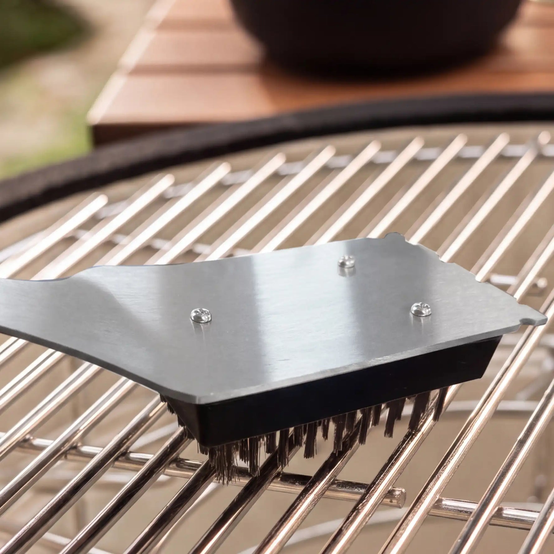 Brosse à grille inox et bois en cours de nettoyage sur un kamado, Forest Grill