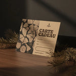 Carte cadeau Forest Grill en papier recyclé, posée sur une table en bois avec décor naturel, idéale pour offrir un barbecue ou un kamado
