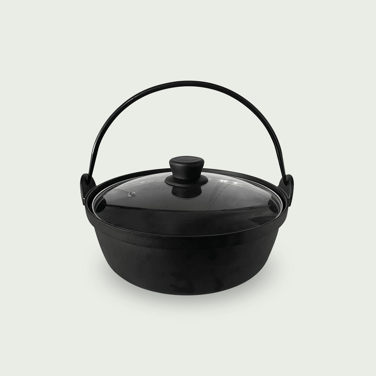 Casserole en fonte noire avec couvercle en verre et anse métallique, conçue pour la cuisson lente et homogène au barbecue kamado.