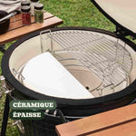 Intérieur d’un barbecue Kamado montrant une céramique épaisse blanche et une grille en acier inoxydable, symbole de robustesse et de répartition homogène de la chaleur.