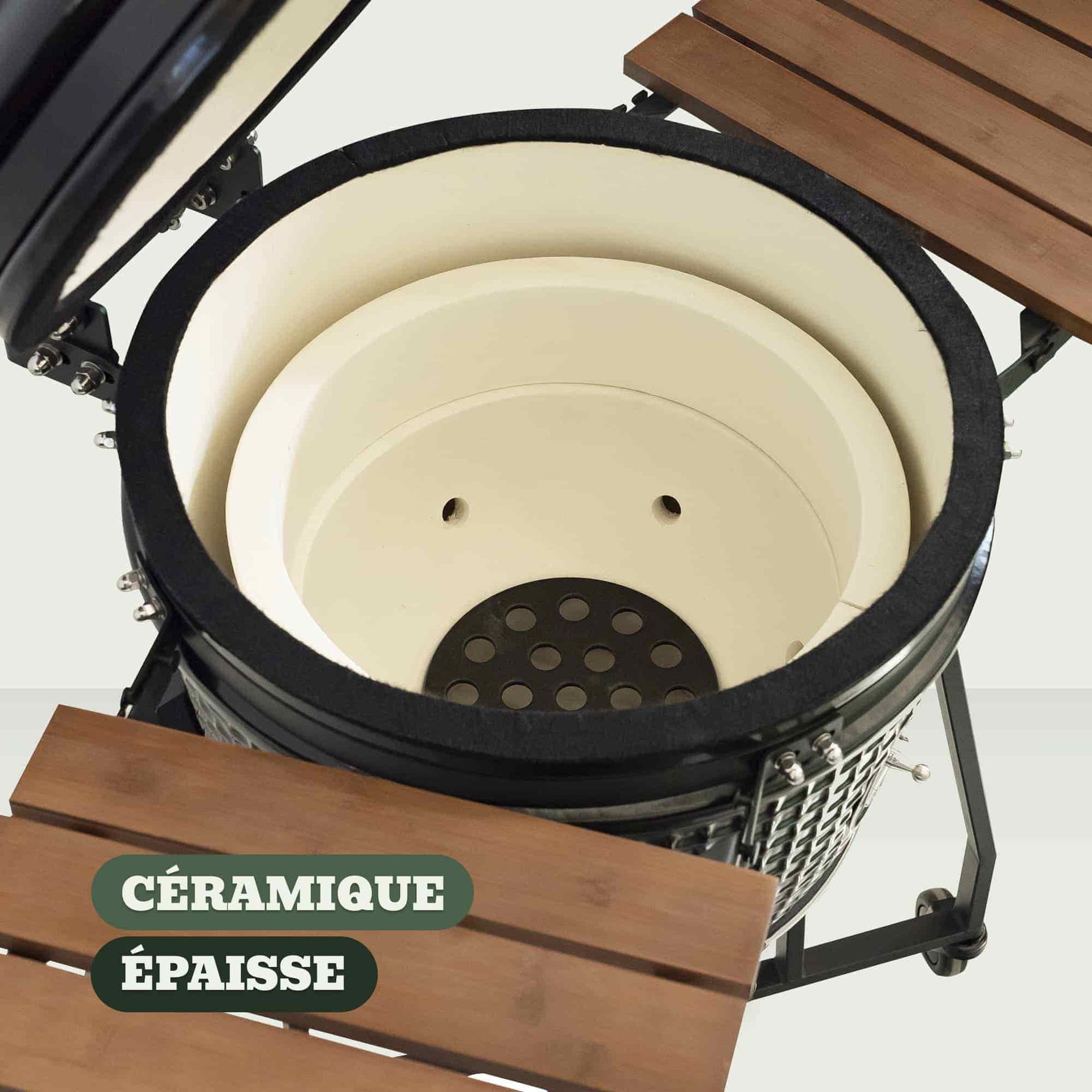 Intérieur de la cuve du Kamado Forest Grill avec une céramique épaisse de haute qualité, assurant une excellente rétention de la chaleur et une cuisson homogène.