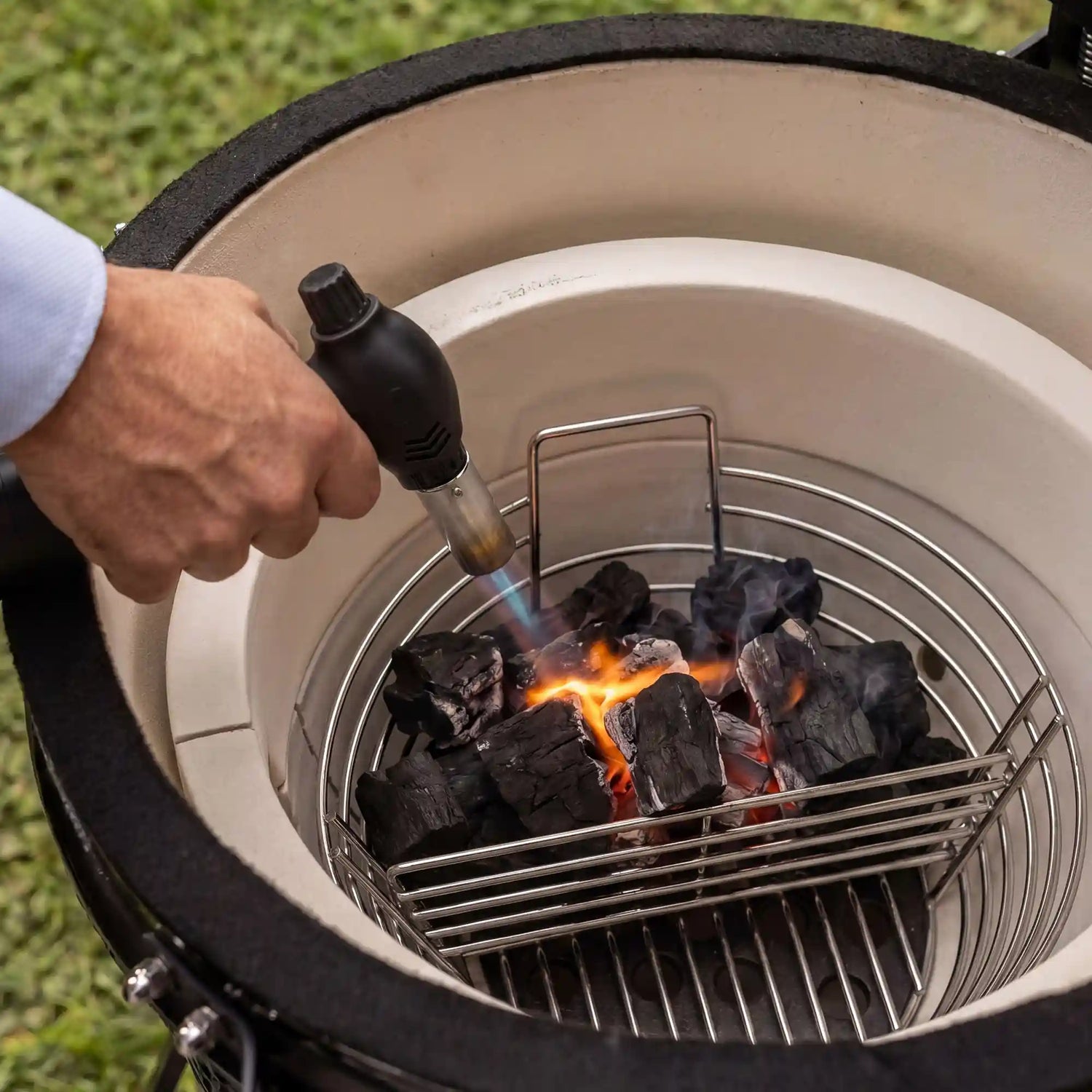 Allumage rapide du charbon avec chalumeau Forest Grill dans un kamado en céramique