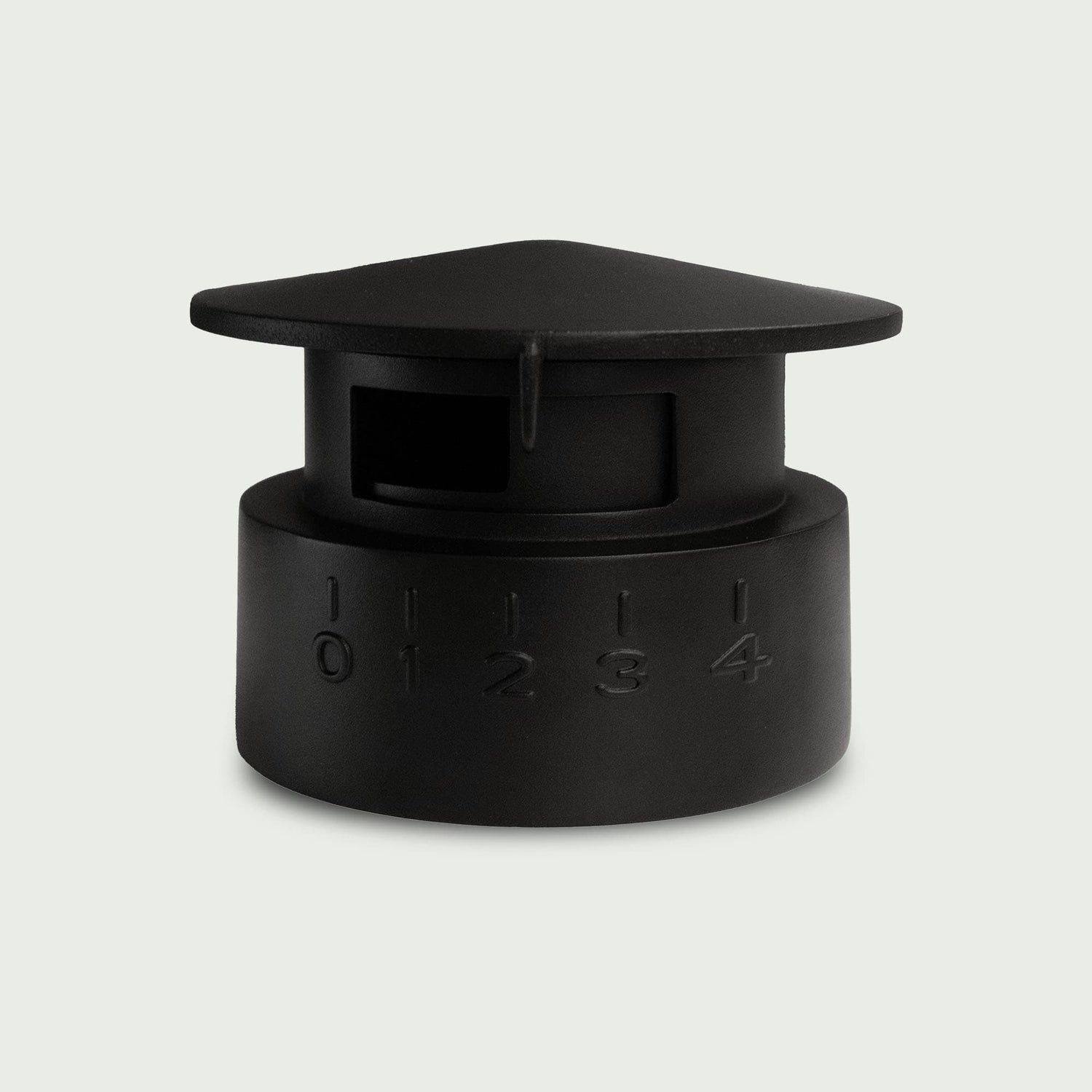 Chapeau de ventilation en fonte pour kamado, présenté de face, avec ouverture réglable et bague numérotée de 0 à 4 pour contrôler le flux d’air.