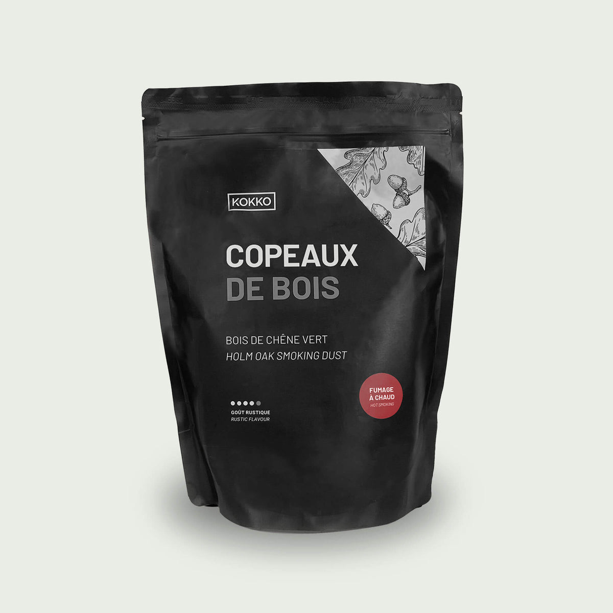 Sac noir contenant des copeaux de bois de chêne, idéal pour le fumage et la cuisson à chaud au barbecue ou au Kamado.