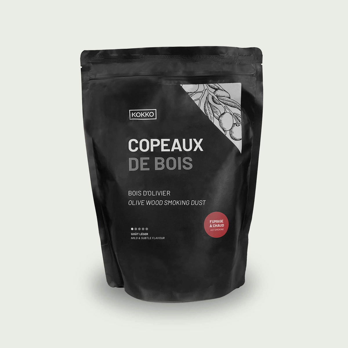 Sac noir contenant des copeaux de bois d’olivier, idéal pour le fumage et la cuisson à chaud au barbecue ou au Kamado.