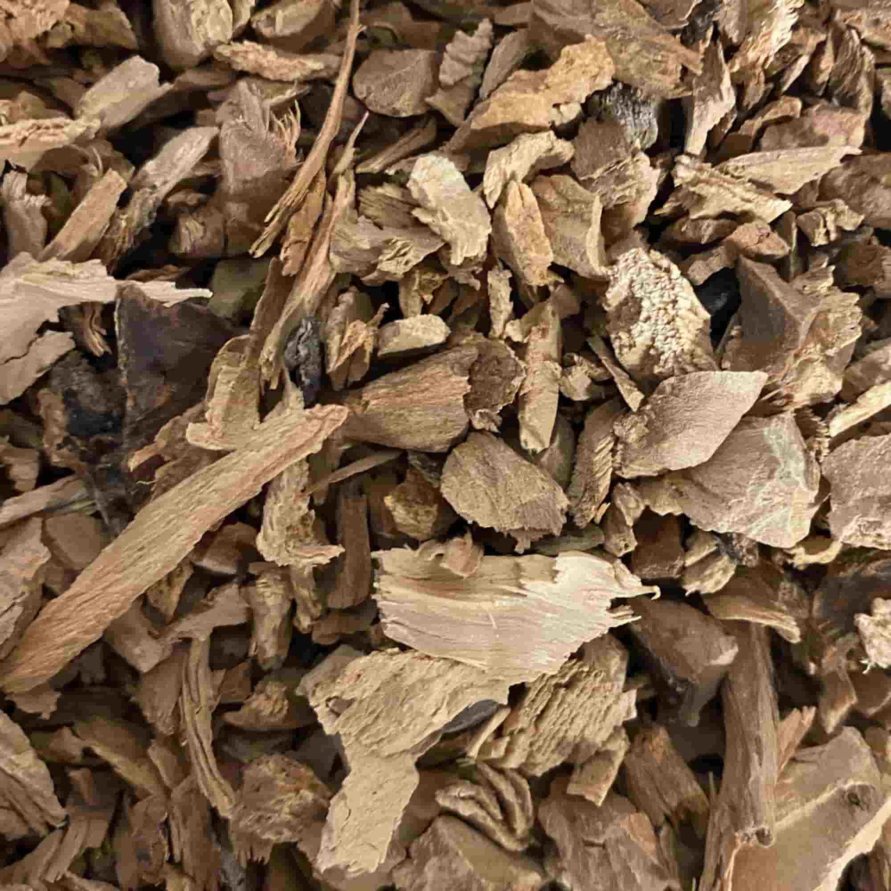 Copeaux de bois naturels utilisés pour le fumage à chaud sur barbecue kamado, pour un arôme authentique et boisé.