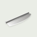 Coupe-pizza en acier inoxydable avec lame incurvée et manche cylindrique, conçu pour une coupe nette et précise des pizzas.