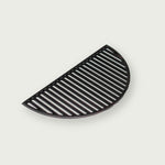 Demi-grille de cuisson en fonte noire, idéale pour le Kamado, offrant une excellente rétention de chaleur et des marques de grill parfaites sur les aliments.