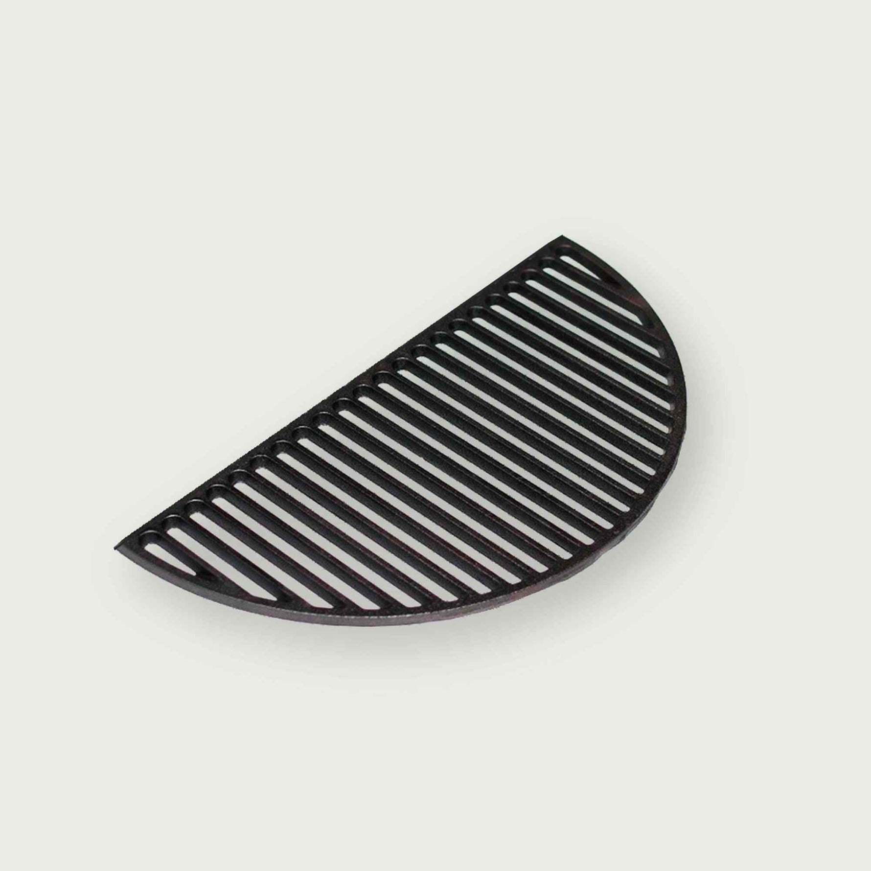 Demi-grille de cuisson en fonte noire, idéale pour le Kamado, offrant une excellente rétention de chaleur et des marques de grill parfaites sur les aliments.