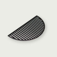 Half cooking grate in black cast iron, ideal for the Kamado, offering excellent heat retention and perfect grill marks on food.