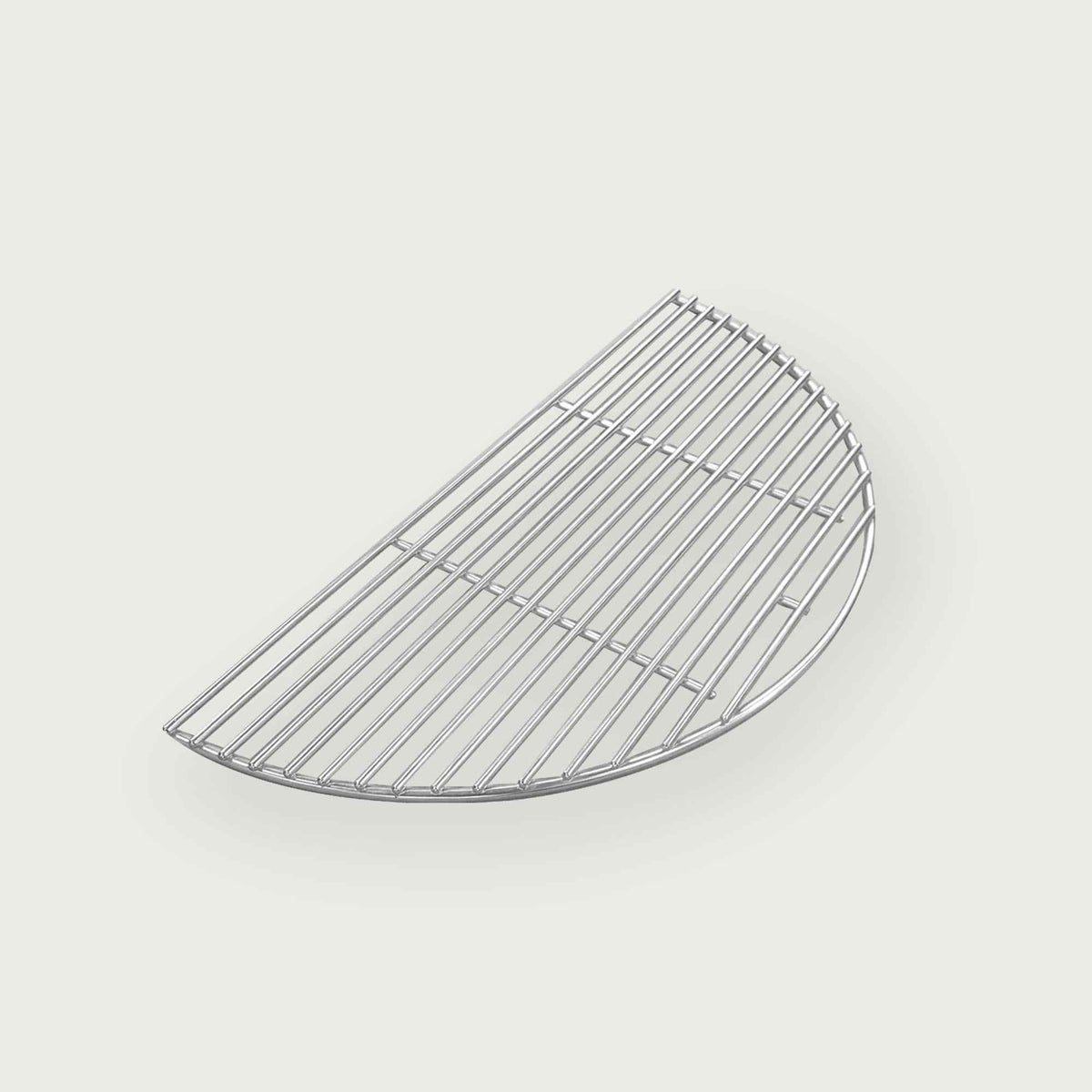 Demi-grille de cuisson en inox, durable et résistante à la chaleur, parfaite pour le Kamado et idéale pour combiner cuisson directe et indirecte.