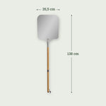 Pelle à pizza XL en inox de 138 cm de long et 35,5 cm de large, idéale pour enfourner et retirer facilement les pizzas du Kamado Forest Grill.