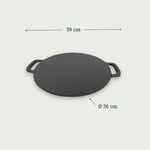 Plaque de cuisson plate en fonte de 39 cm de large et 36 cm de diamètre, parfaite pour saisir viandes, légumes ou crêpes sur le Kamado Forest Grill.