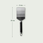 Spatule classique en inox avec manche noir, dimensions 25 cm de long et tête de 8 cm de large.