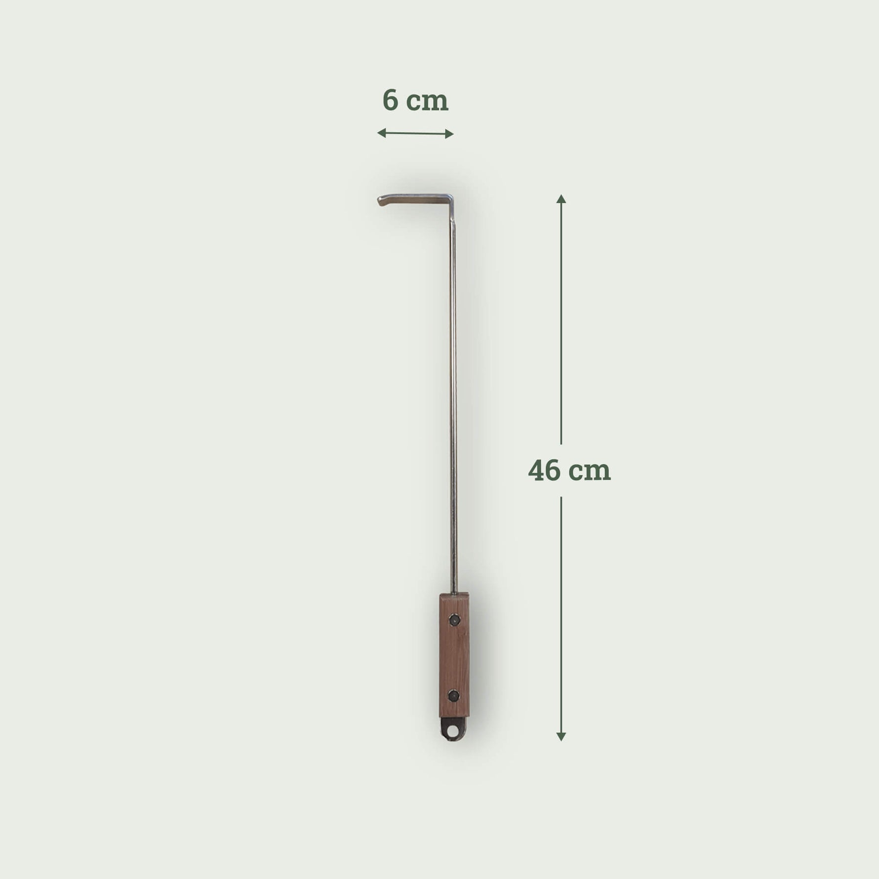 Tire-cendre en inox avec manche en bois, mesurant 46 cm de long et 6 cm de large, idéal pour retirer facilement les cendres du barbecue Kamado Forest Grill.