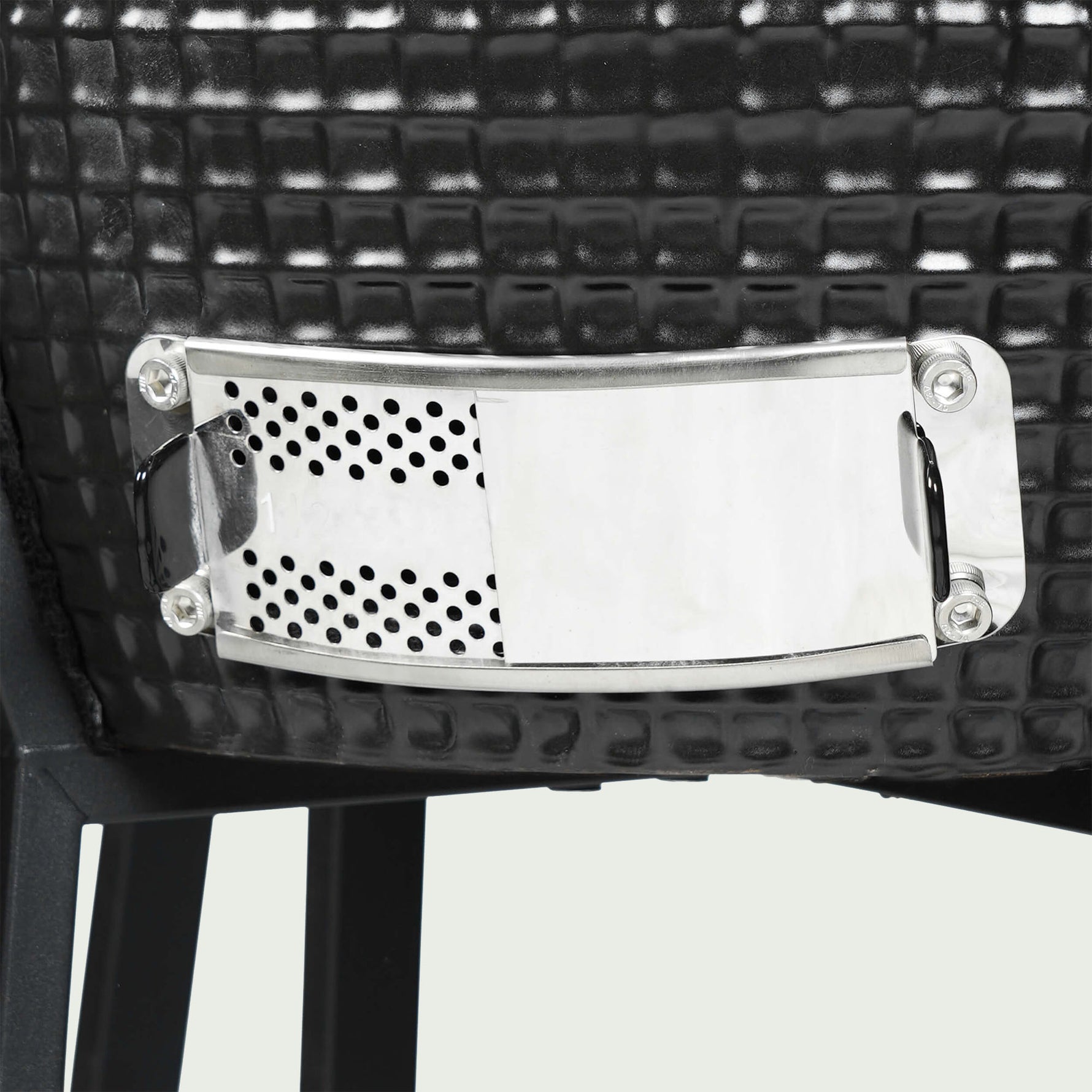 Détail de la trappe d’aération en inox du Kamado Forest Grill, permettant un réglage précis du flux d’air et de la température.