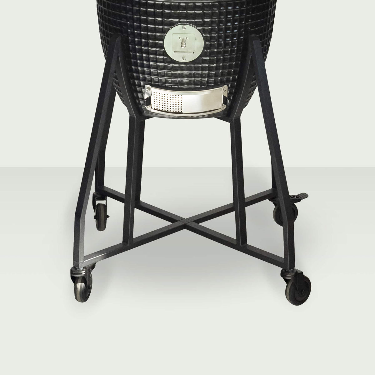 Chariot en acier robuste du Kamado Forest Grill, équipé de roulettes verrouillables pour une stabilité optimale et un déplacement facile.