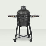 Barbecue Kamado Forest Grill 16" vu de dos, entièrement fermé, avec couvercle bombé noir, plateaux latéraux en bois et chariot en acier sur roulettes.