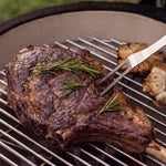 Fourchette de service inox et bois Forest utilisée pour retourner une viande sur le grill