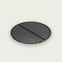 Grille de cuisson ronde en fonte noire, conçue pour une répartition uniforme de la chaleur et des marques de grillage parfaites sur le barbecue ou le Kamado.