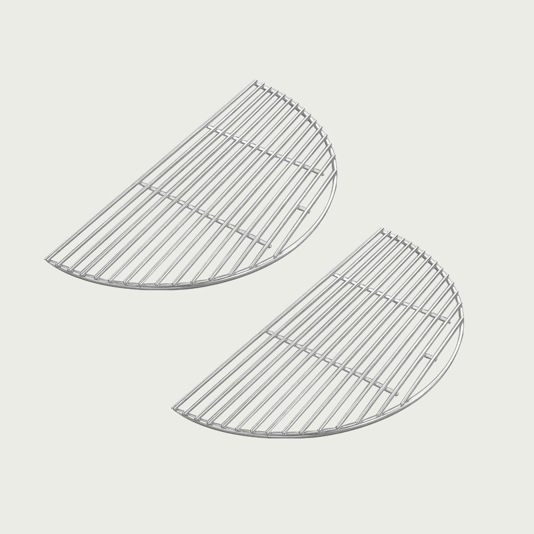 Deux demi-grilles de cuisson en acier inoxydable pour Kamado, permettant une utilisation modulable et un entretien facile après la cuisson.