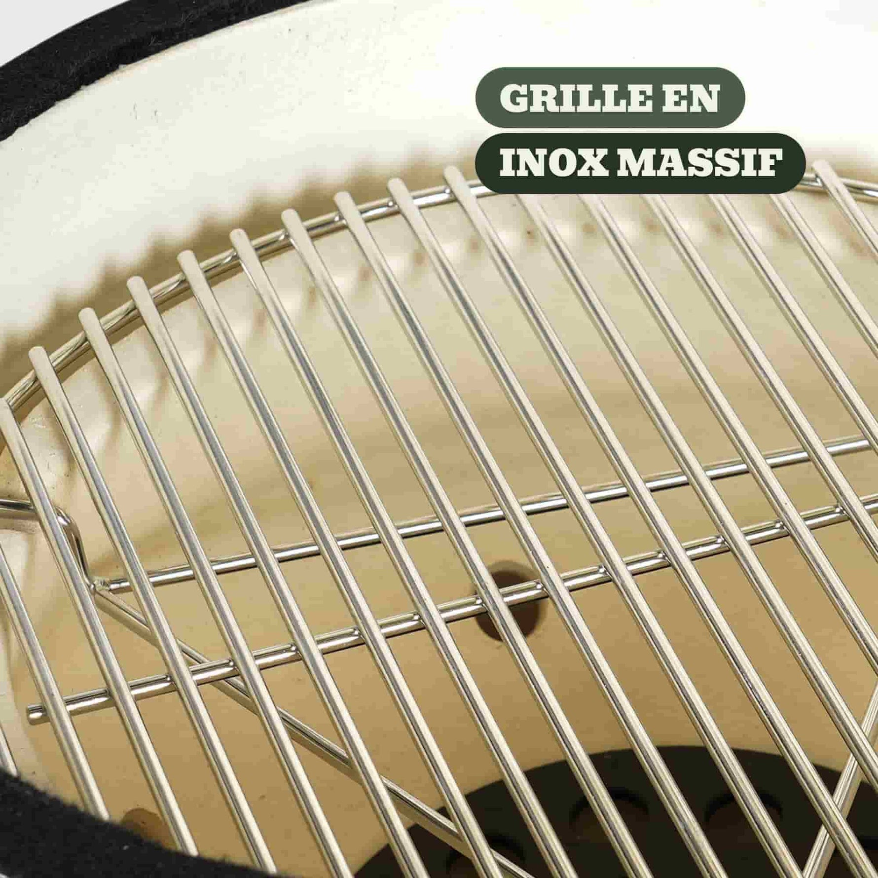 Gros plan sur la grille de cuisson en inox massif du barbecue Kamado Forest Grill, conçue pour une durabilité maximale et une répartition homogène de la chaleur.