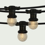 Gros plan sur une guirlande lumineuse extérieure Forest Grill présentant des ampoules rondes à filament LED suspendues à un câble noir résistant, diffusant une lumière blanche chaude idéale pour une ambiance cosy en extérieur.