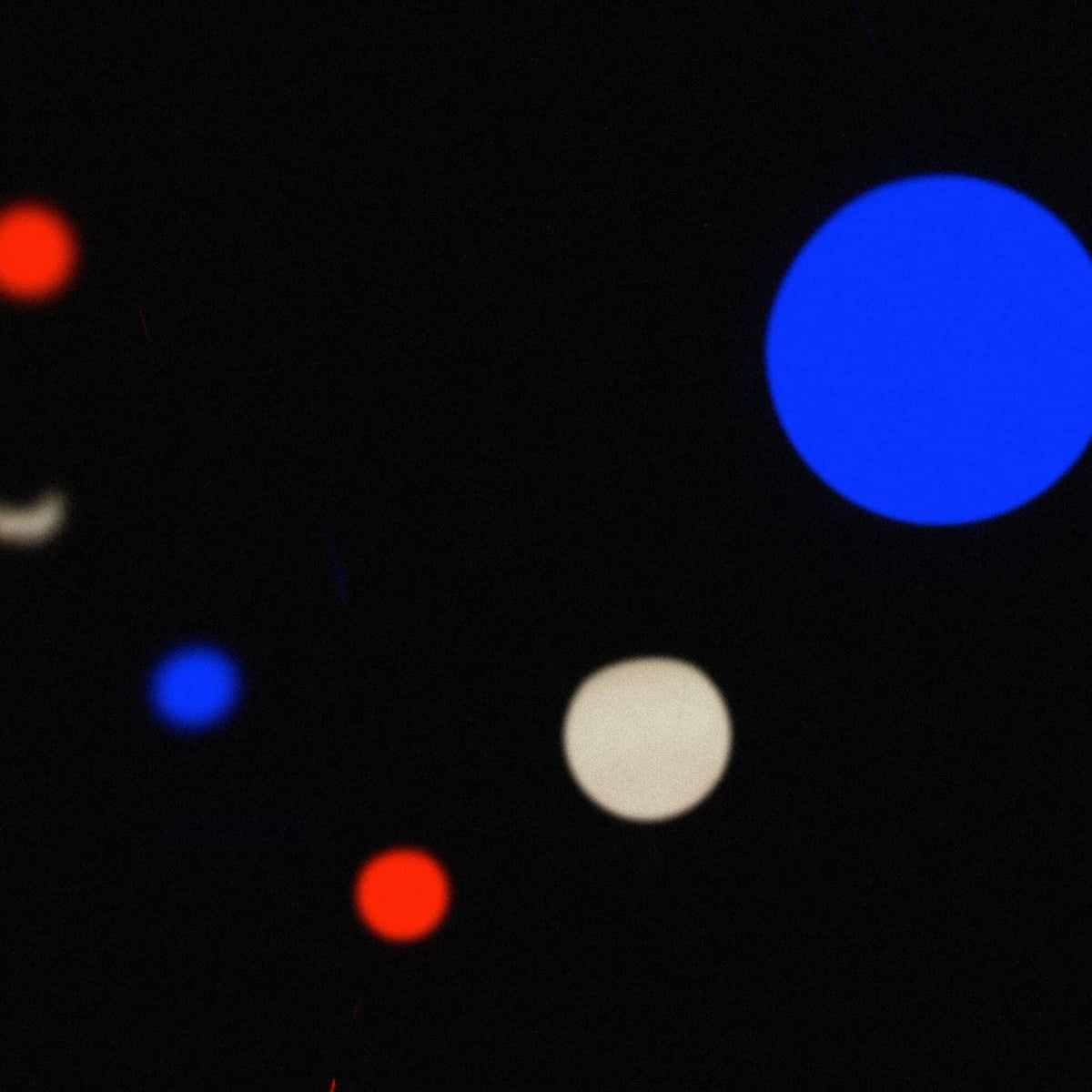 Ambiance nocturne avec la guirlande lumineuse Forest Grill Fête Nationale, diffusant une lumière tricolore bleu, blanc, rouge pour une décoration extérieure élégante et festive.