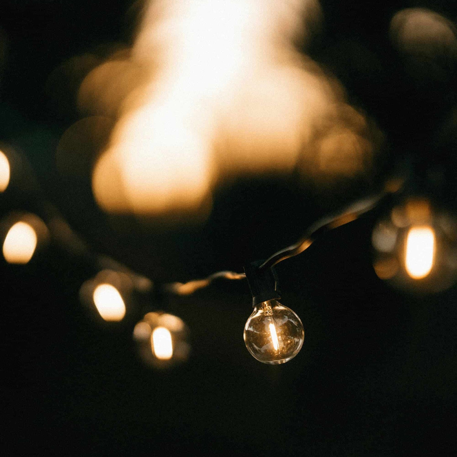 Ambiance chaleureuse créée par la guirlande lumineuse Goya Forest Grill, diffusant une lumière blanche chaude idéale pour illuminer terrasses, jardins ou pergolas en soirée.
