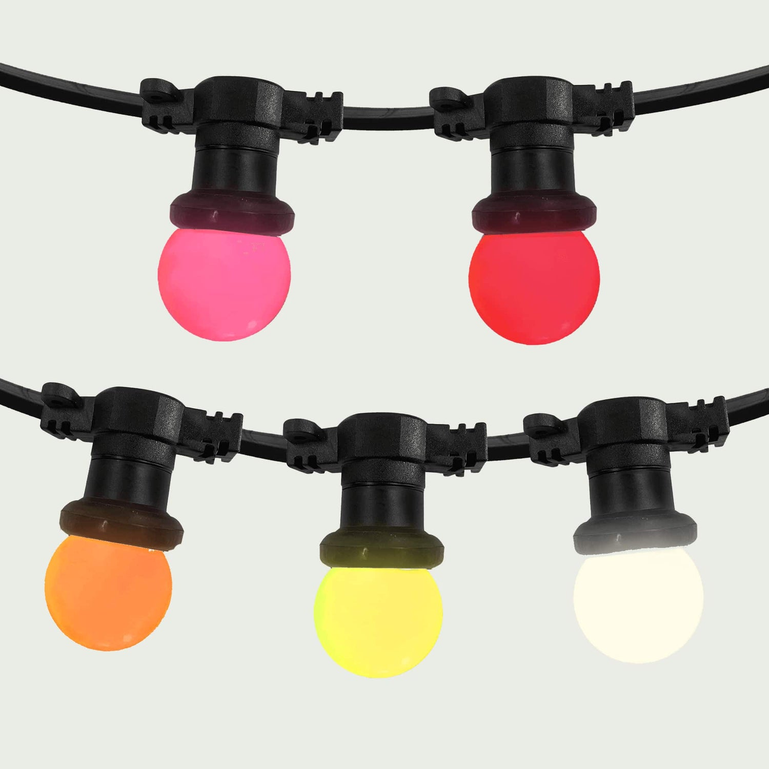 Gros plan sur la guirlande lumineuse Forest Grill Sunset, présentant des ampoules LED colorées (rose, rouge, orange, jaune et blanc) fixées sur un câble noir.