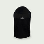 Photo d’une housse de protection noire Forest Grill, ajustée sur un barbecue, avec le logo de la marque imprimé en blanc sur le devant.